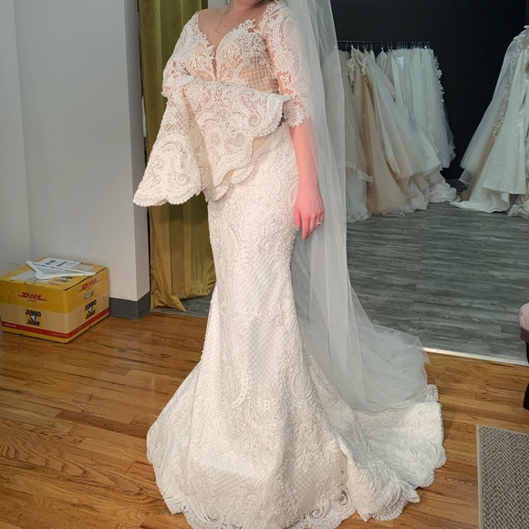 Wedding dress - Picture 3 of 11